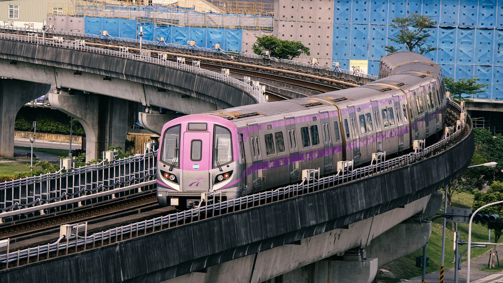 Taoyuan Airport to Taipei: Airport MRT or Bus 1819?
