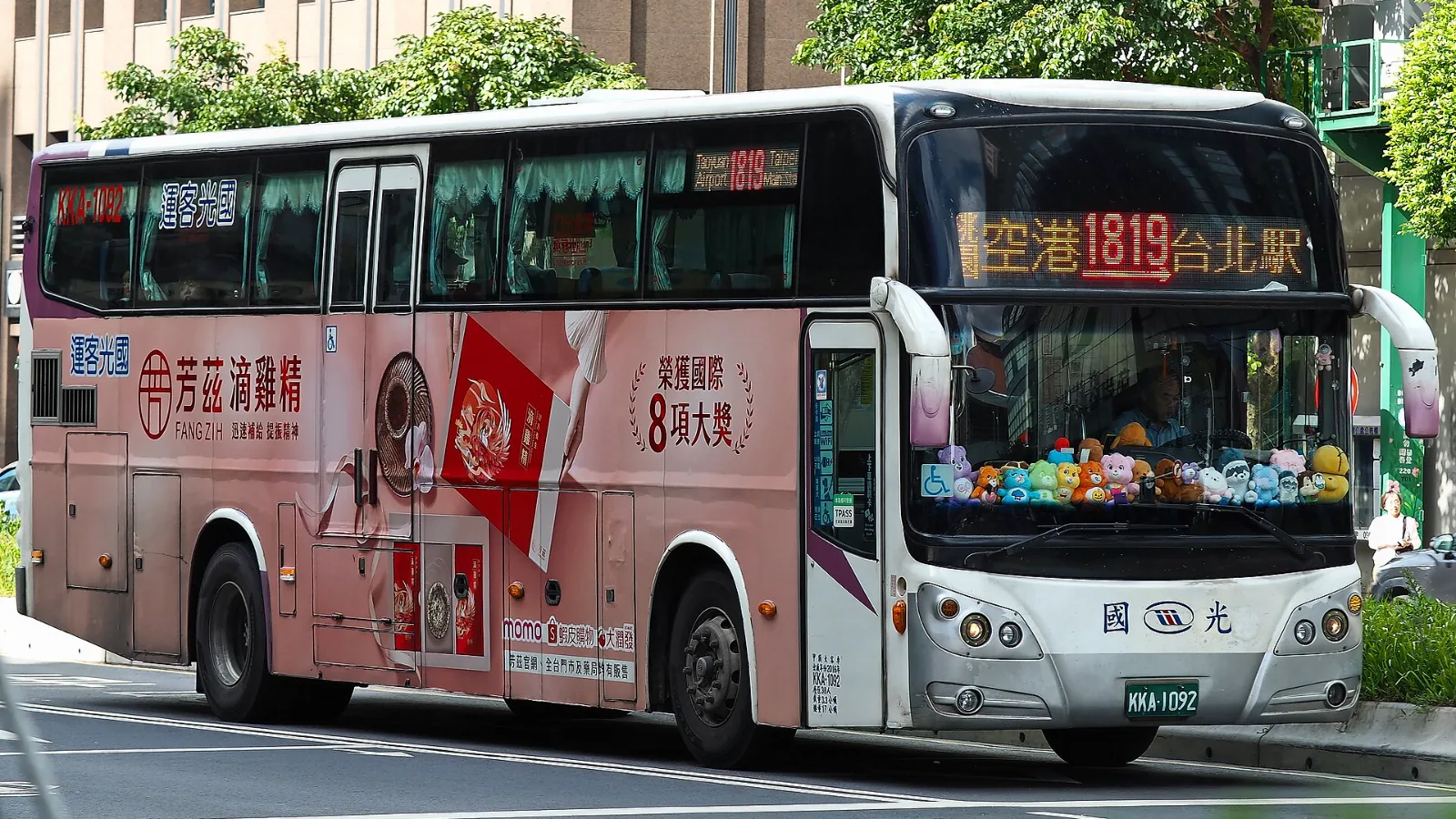 Kuo-Kuang bus on route 1819