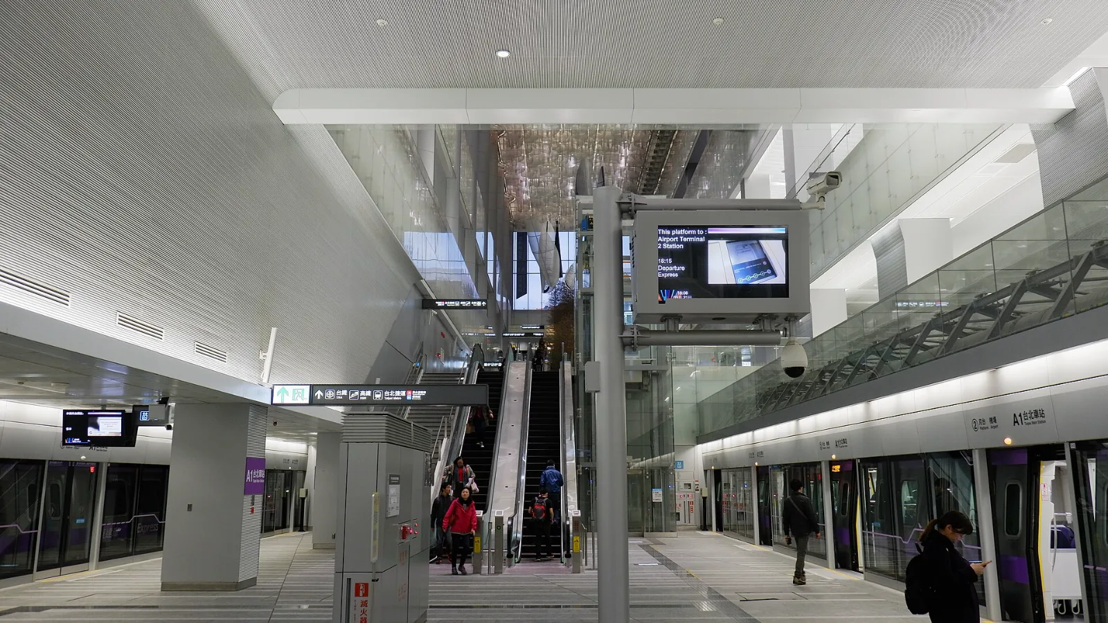 Taoyuan Airport MRT platforms at Taipei Main Station