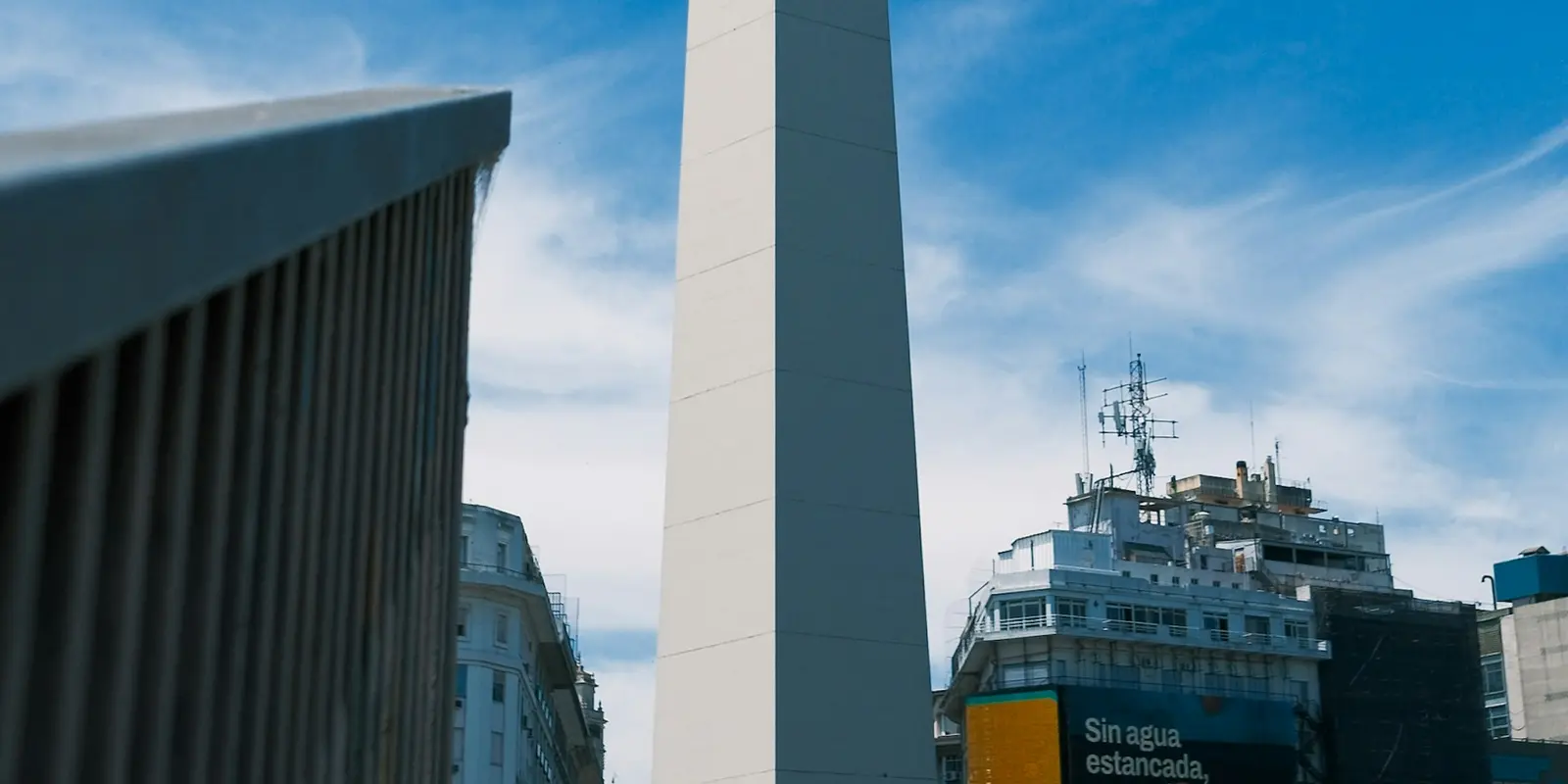 El Obelisco de Buenos Aires bajo un cielo despejado: la capital, donde se superponen las tres redes y la cobertura es más fuerte