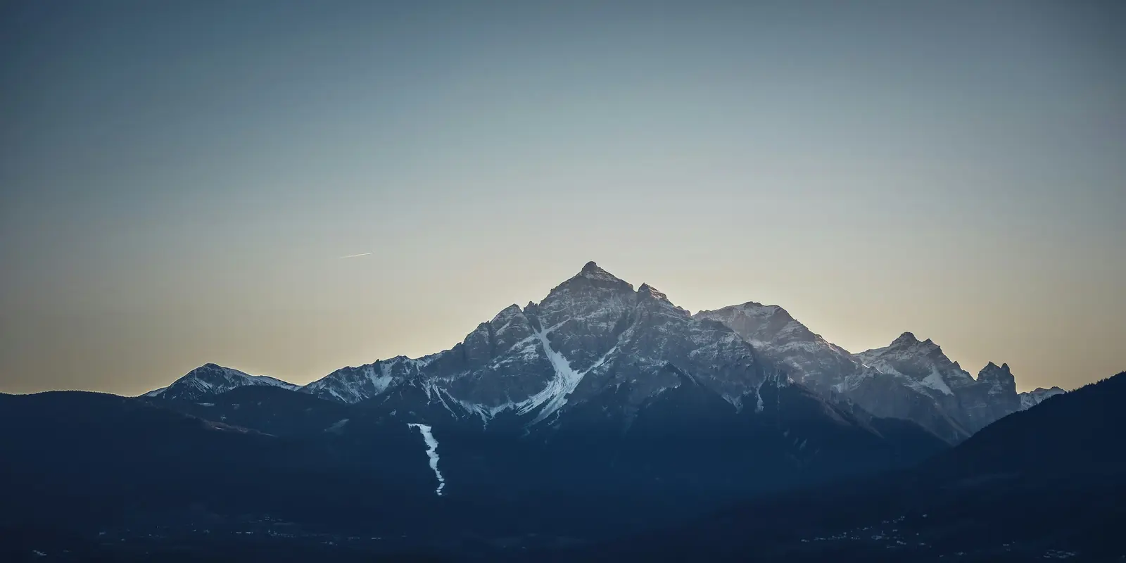 Schneebedeckte Alpengipfel von der Innsbrucker Hungerburgbahn-Bergstation aus gesehen