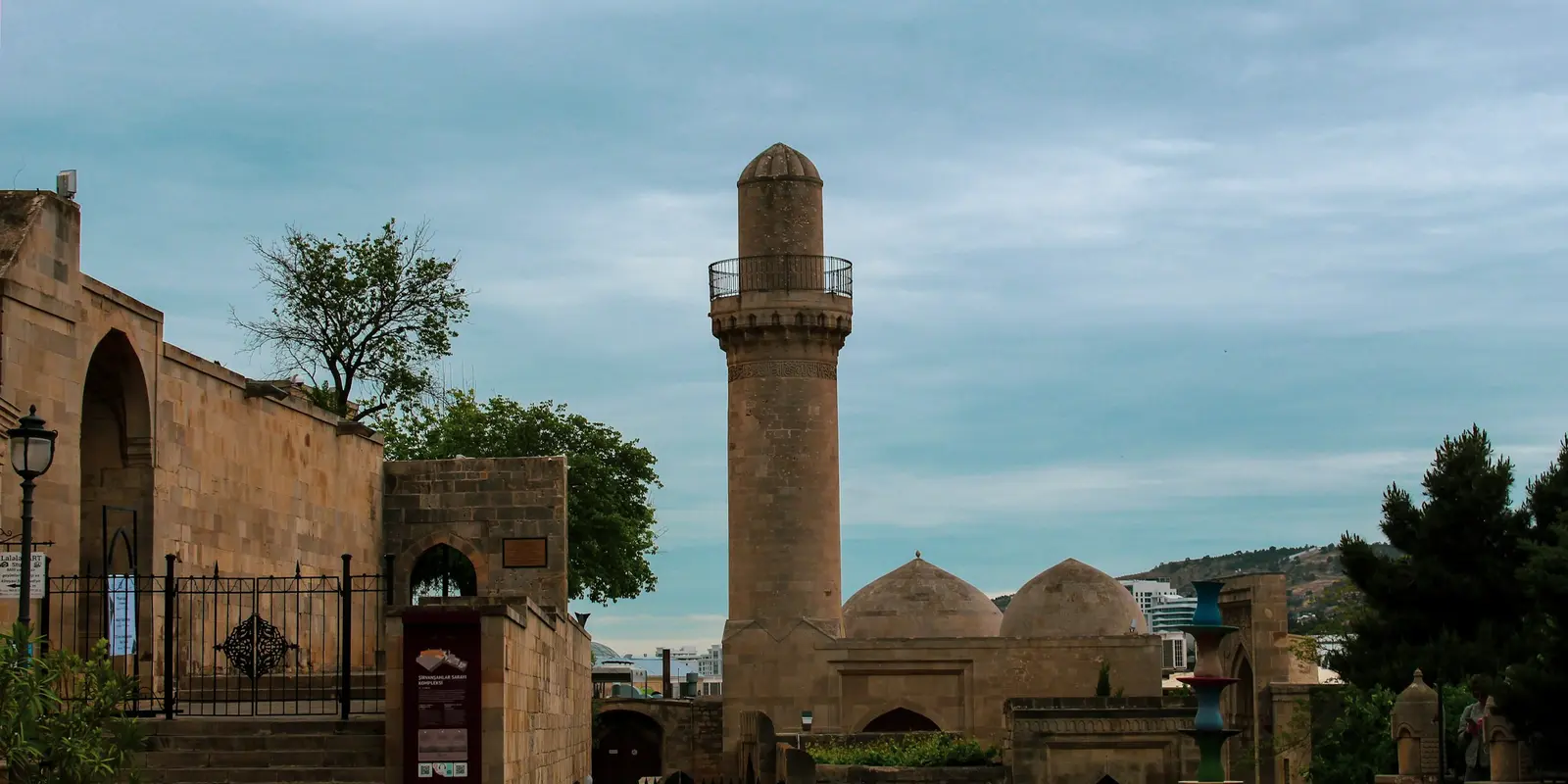 Die Altstadt (Icherisheher) ist Bakus UNESCO-geschütztes historisches Zentrum, und dort ist die Netzabdeckung bei allen lokalen Anbietern durchweg gut Der Schirwanschah-Palast in Bakus ummauerter Altstadt, Aserbaidschan