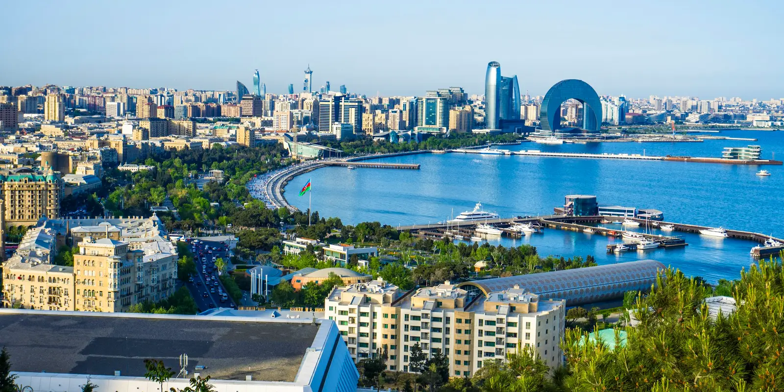 Die lange Zielgerade des Baku City Circuit verläuft entlang dieses Abschnitts der Kaspi-Uferpromenade Bakus Skyline entlang des Kaspischen Meeres, nahe der Zielgeraden des Baku City Circuit