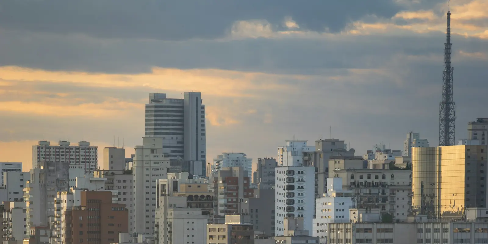 Horizonte de São Paulo al atardecer, visto desde un mirador en una colina — ciudad sede del Gran Premio de Brasil de 2026 en Interlagos