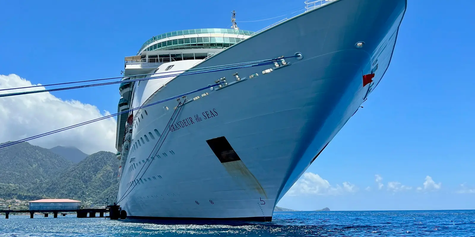 Kreuzfahrtschiff vor Anker nahe einer Karibikinsel