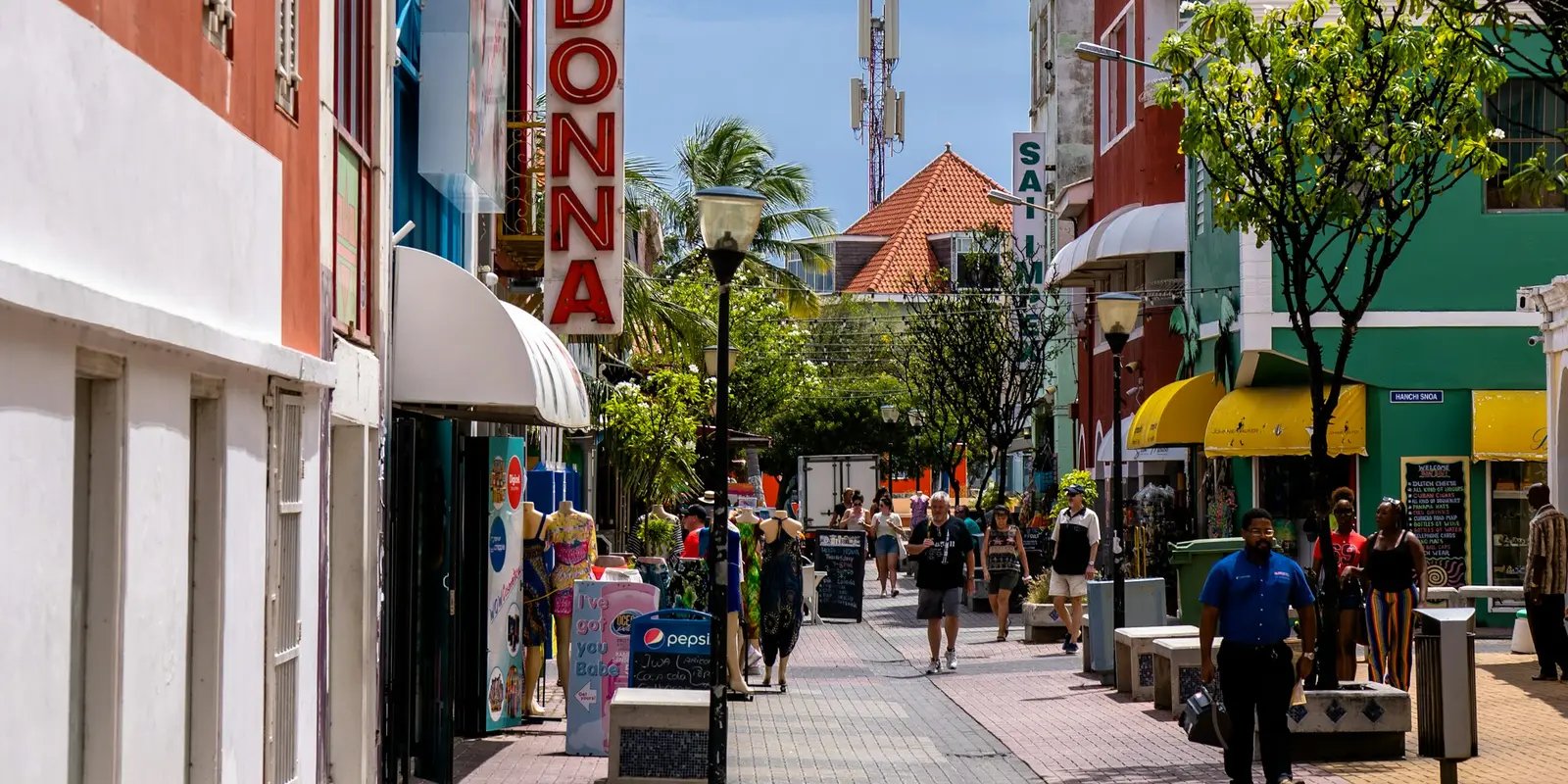 Farbenfrohe Kolonialstraße in Punda, Willemstad, Curaçao