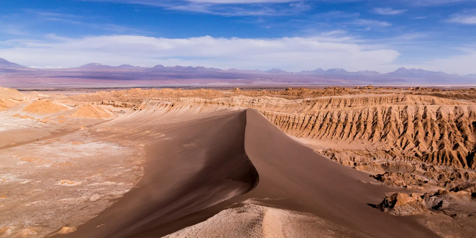 Dunas de arena y formaciones rocosas en el desierto de Atacama, cerca de San Pedro de Atacama