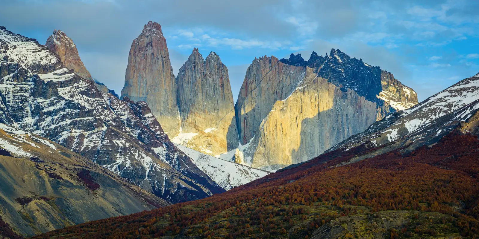 Las torres de granito de Torres del Paine sobre un lago en la Patagonia chilena