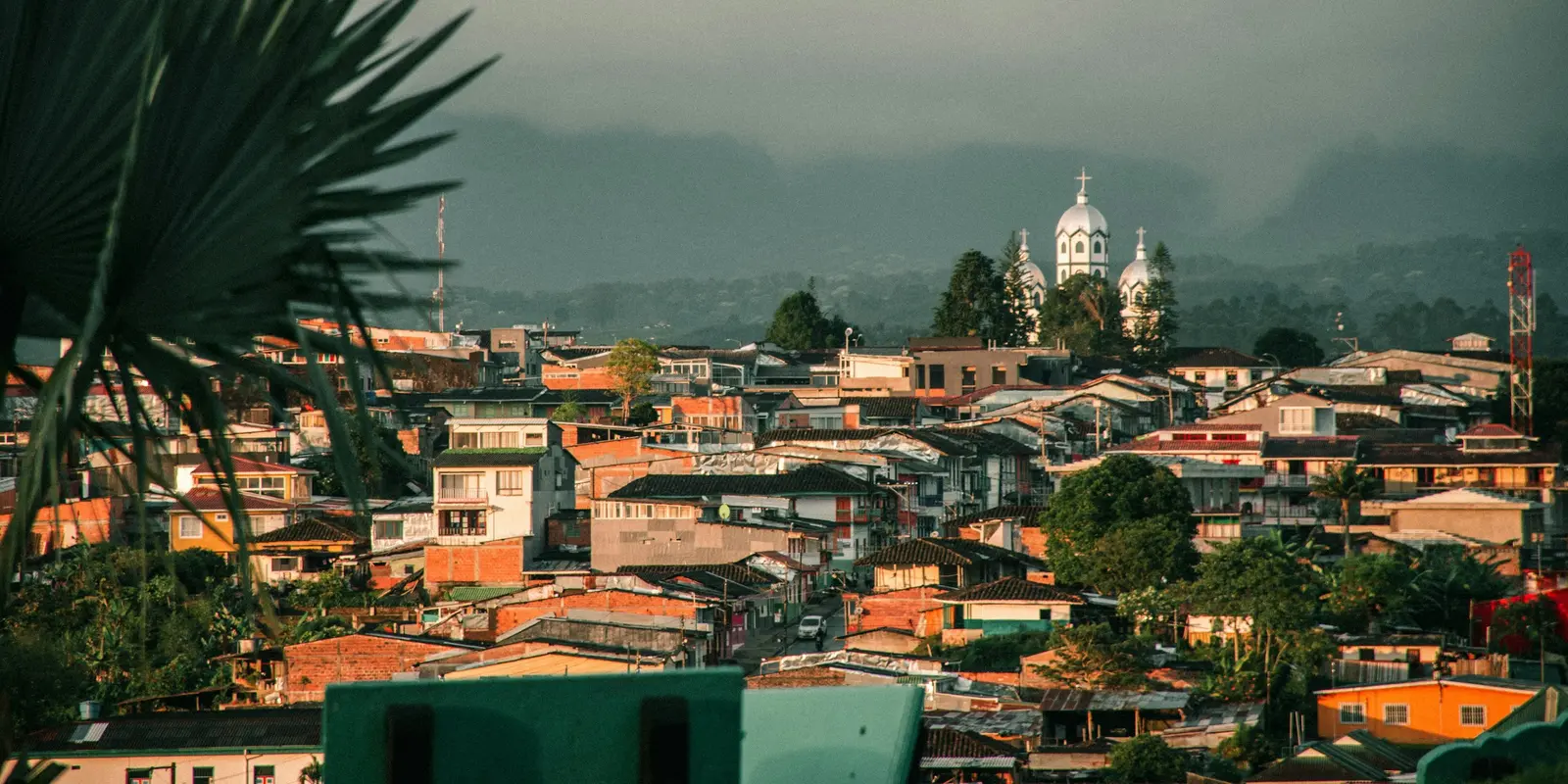 Un pueblo de montaña en las tierras altas cafeteras de los Andes colombianos al atardecer
