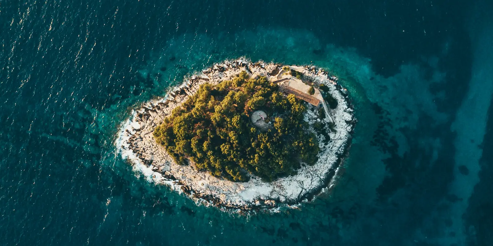 Luftaufnahme der Adria rund um eine Insel bei Hvar, Kroatien