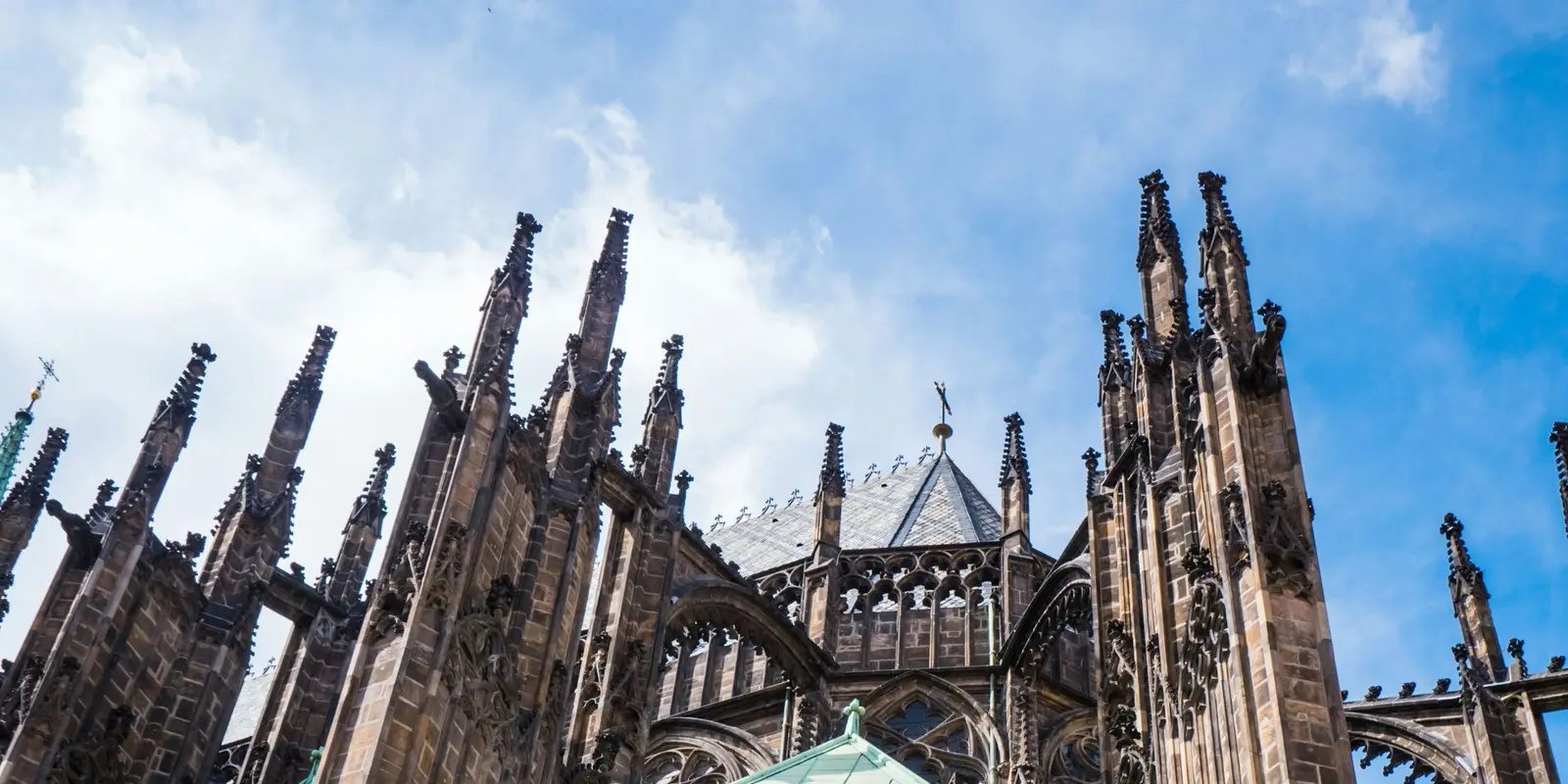 Die Prager Burg und der Veitsdom an einem klaren Tag von unten gesehen