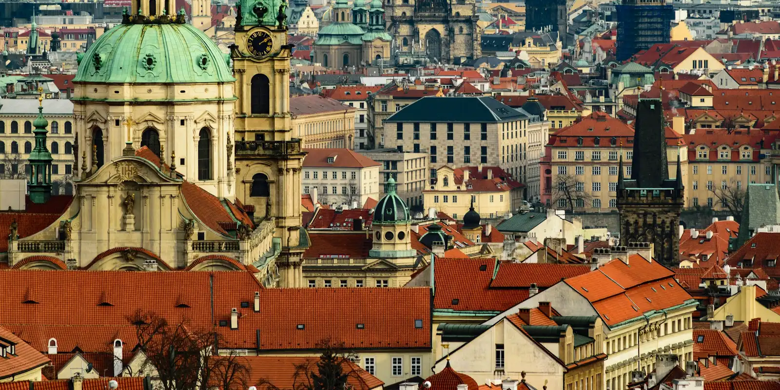 Bunte Barock- und Gotikdächer von Prags Altstadt aus der Vogelperspektive