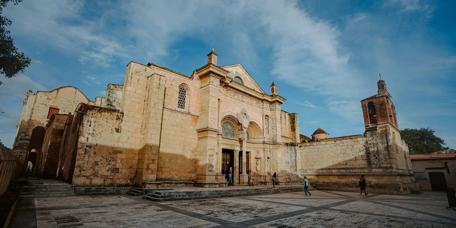 Catedral Primada de América en la Zona Colonial de Santo Domingo, una de las zonas con mejor cobertura de red en República Dominicana