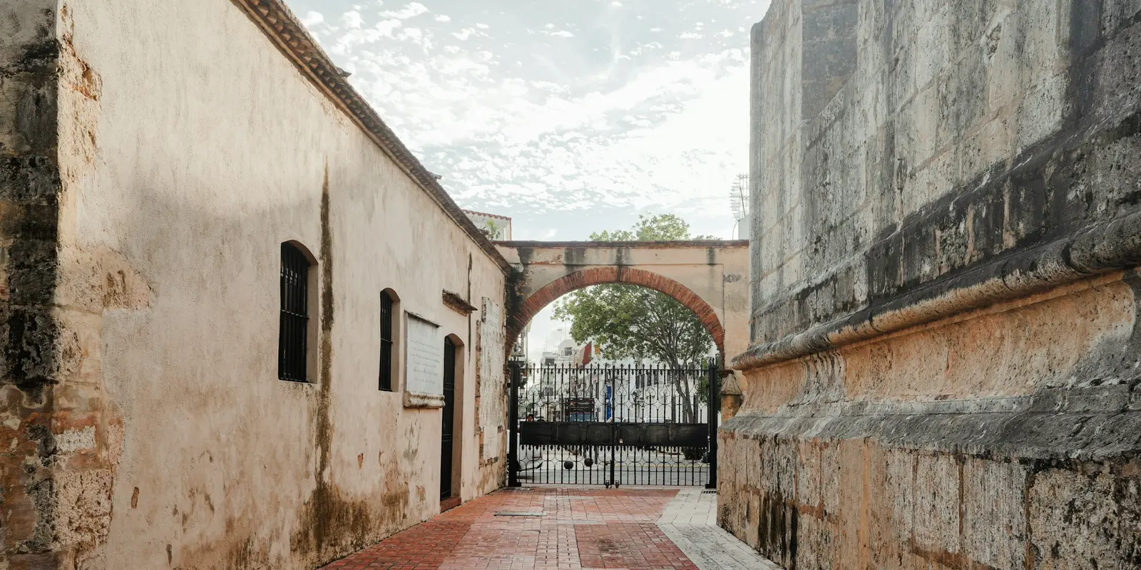 Un callejón de piedra en la Zona Colonial de Santo Domingo, cerca de la Catedral Primada de América