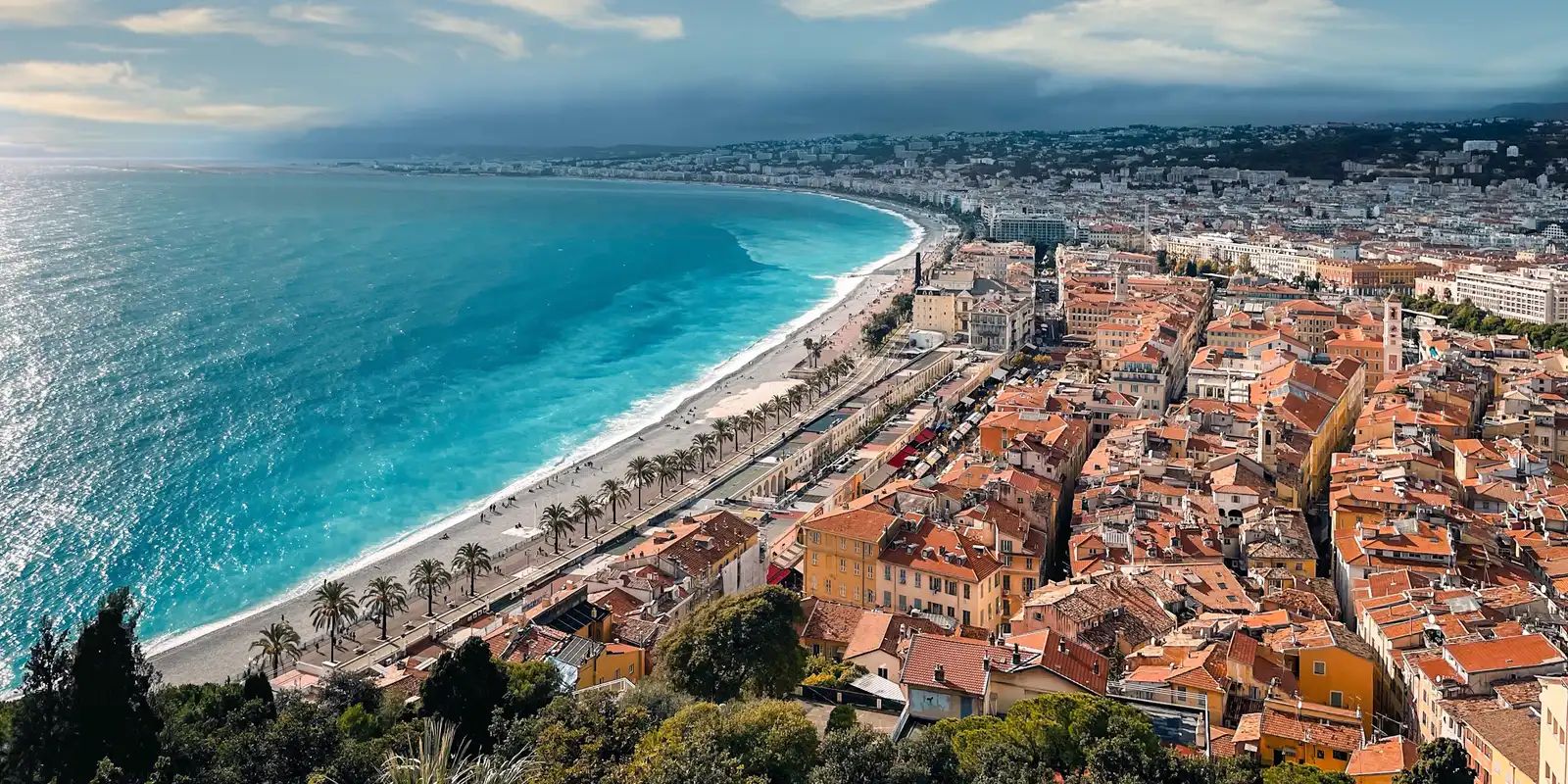 Luftaufnahme von Nizza an der Côte d'Azur, Küste weit außerhalb von Paris, wo die Mobilfunkabdeckung ebenfalls überzeugen muss