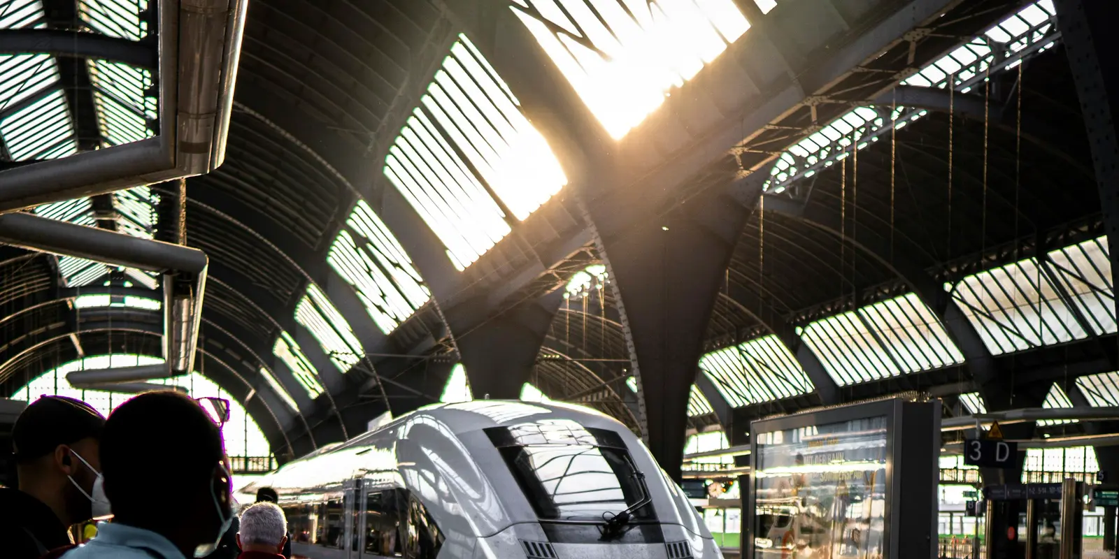 Un tren ICE de alta velocidad llegando a la estación de Karlsruhe Hauptbahnhof