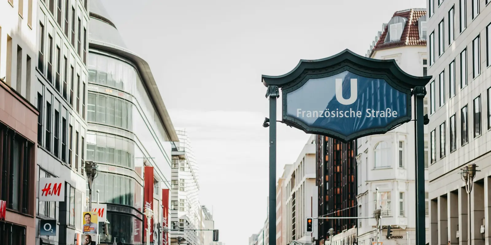 Una calle de Berlín con peatones frente a edificios históricos