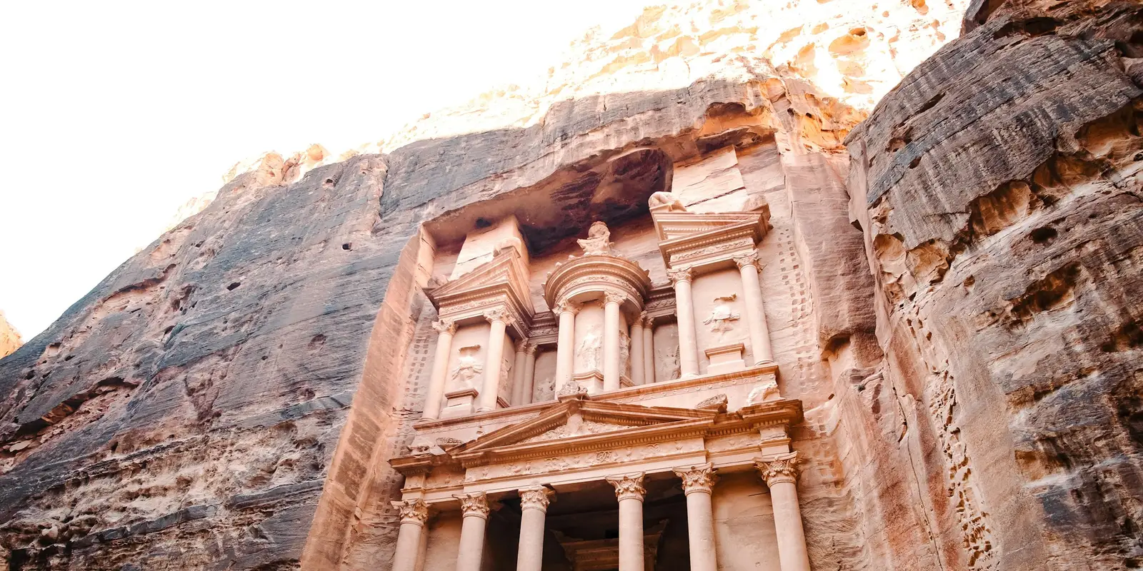 Der Schatz von Petra (Al-Khazneh), aus dem Felsen gehauen — der Empfang ist hier meist zuverlässig, mehr als tiefer im Gelände