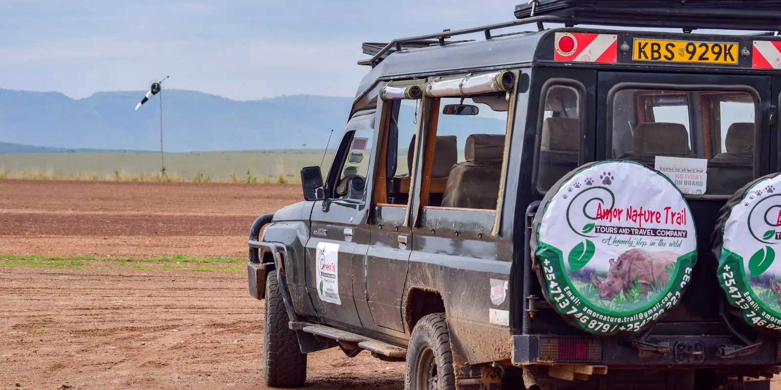 Safarifahrzeug auf einer Piste in der Maasai Mara
