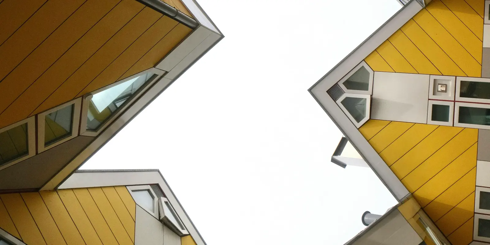 Die Kubushäuser (Kijk-Kubus) in Rotterdam vor blauem Himmel — die Netzabdeckung in den Niederlanden reicht weit über Amsterdam hinaus