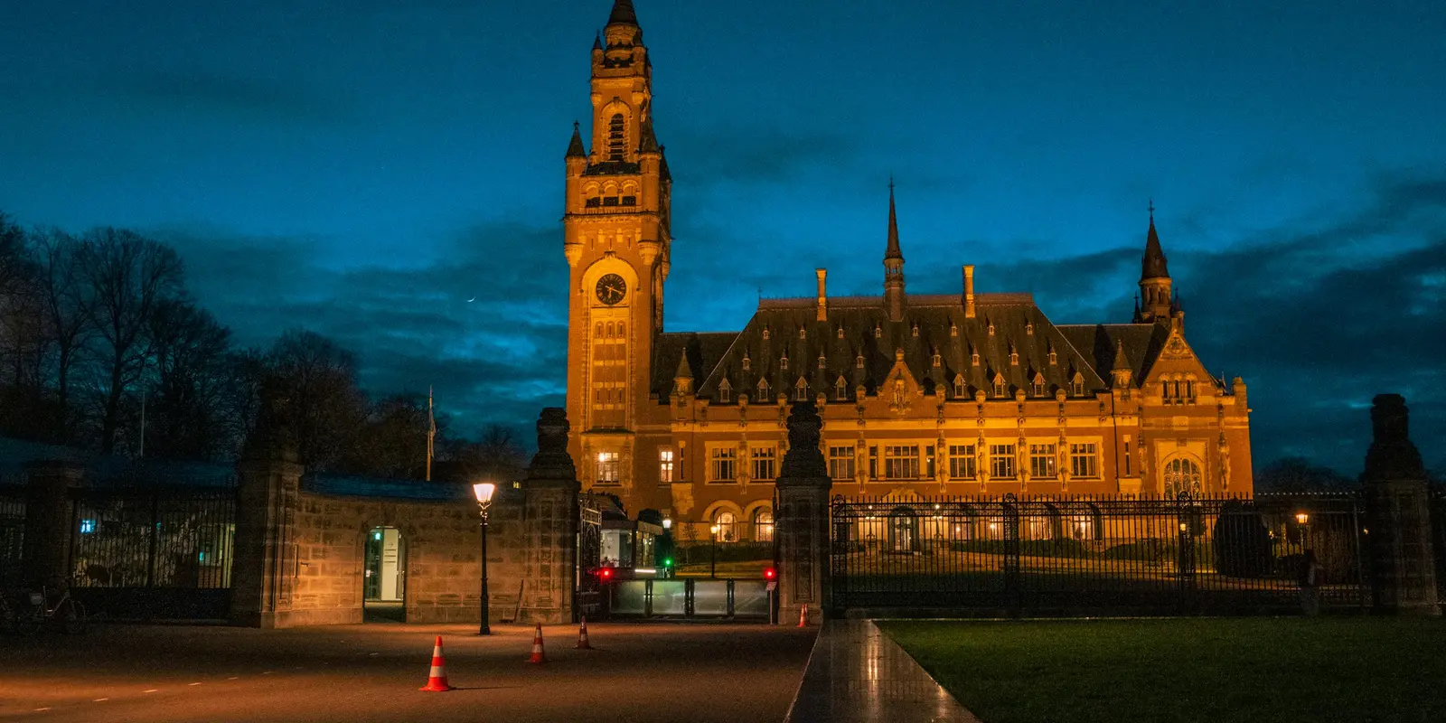 Der Friedenspalast in Den Haag bei Dämmerung — eine von mehreren niederländischen Großstädten mit dichter Abdeckung durch KPN, Odido und Vodafone