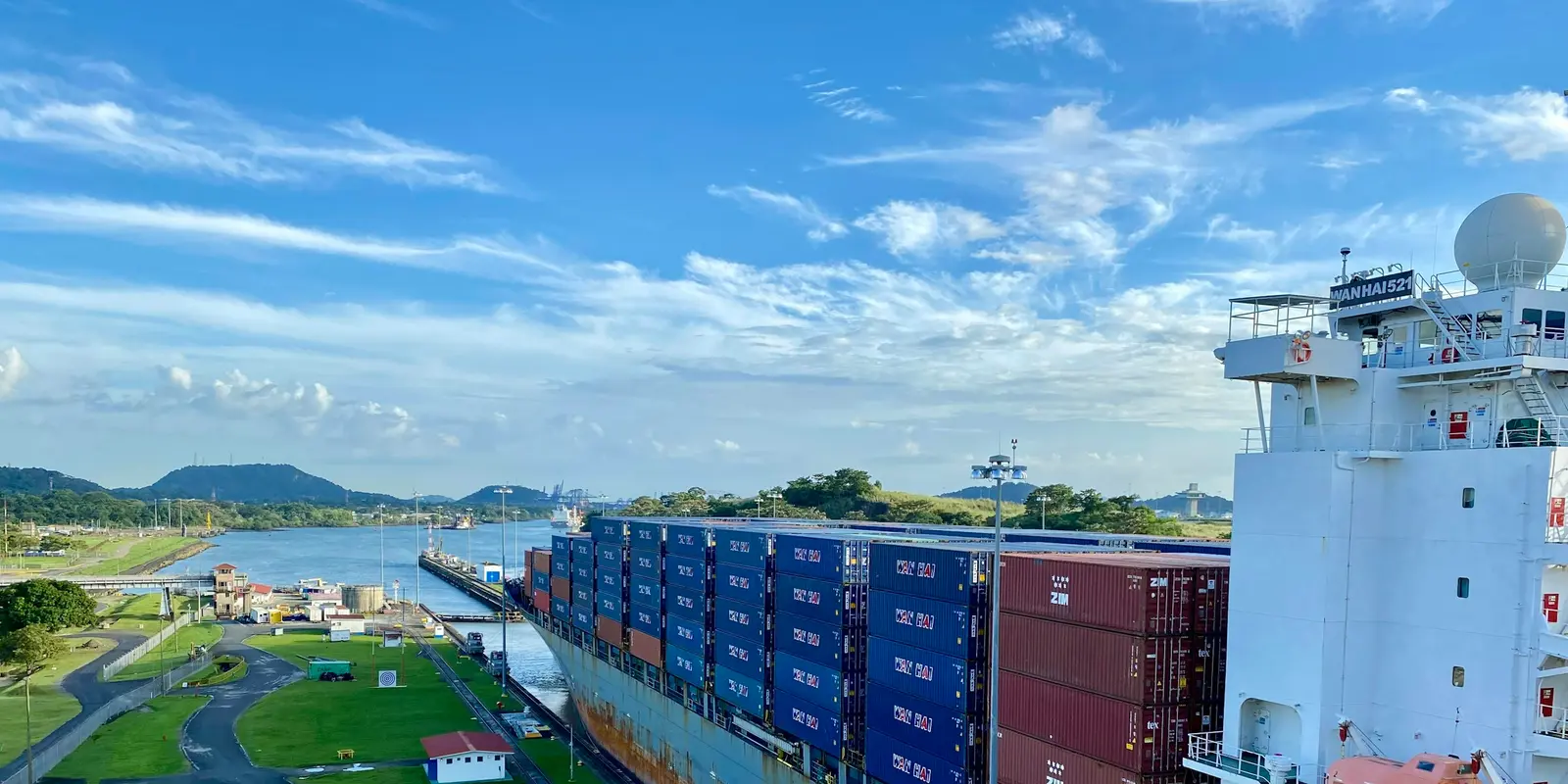 Esclusas de Miraflores en el Canal de Panamá con un buque de carga en tránsito