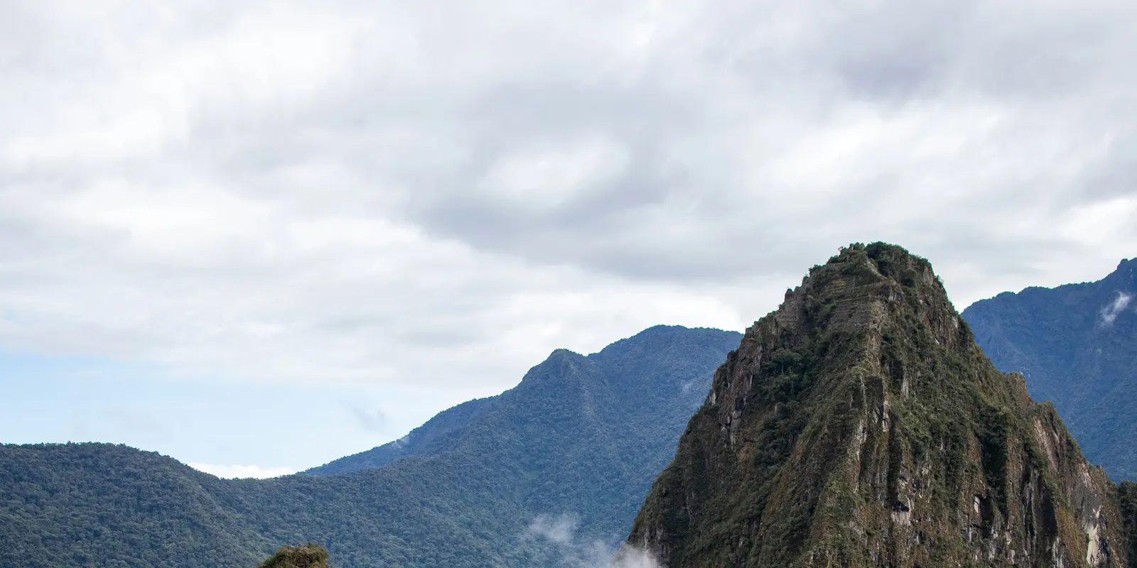 Ruinas antiguas de Machu Picchu en las montañas de los Andes — la señal móvil en la ciudadela y en el camino hacia ella es genuinamente irregular