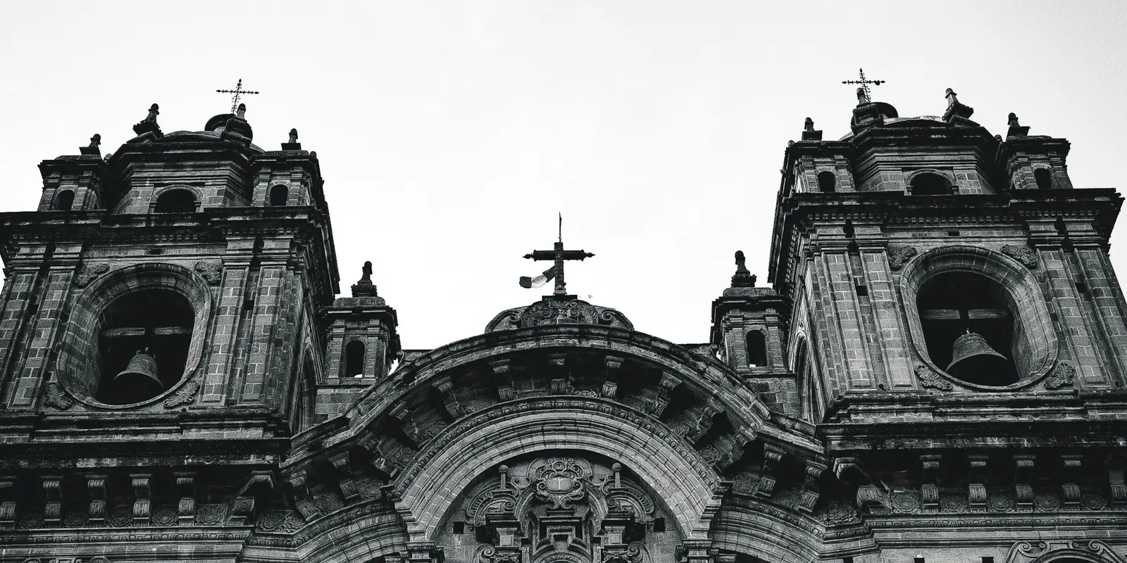 Un edificio con una torre de reloj en una calle de Cusco, Perú — el aeropuerto de Cusco es la puerta de entrada secundaria para la mayoría de los viajeros hacia Machu Picchu