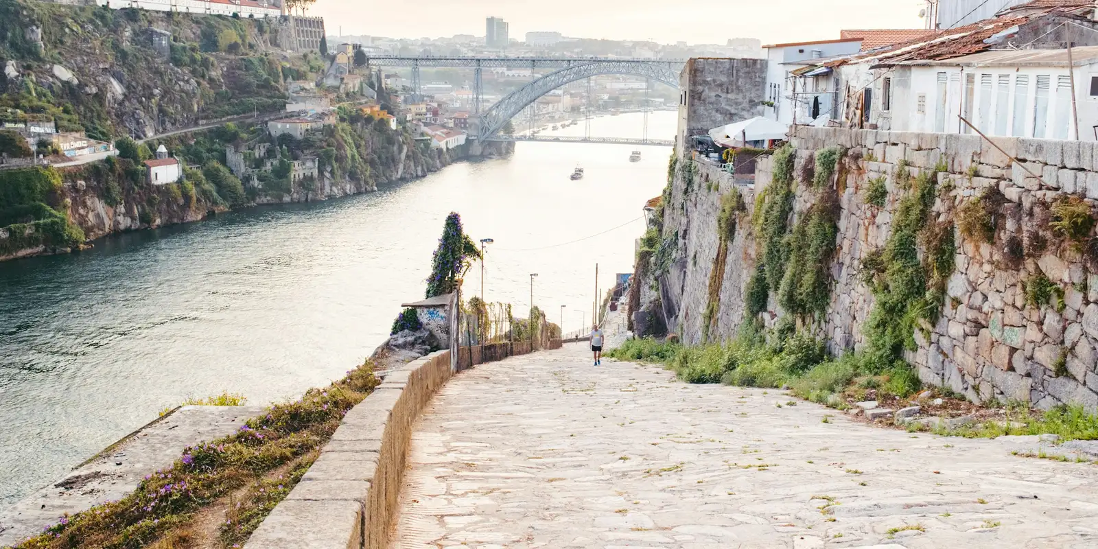 Das Ribeira-Viertel in Porto am Douro-Fluss, wo die Mobilfunkabdeckung in Portugals Großstädten am stärksten ist