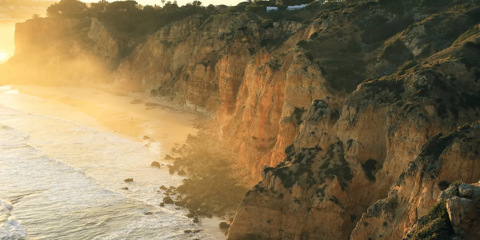 Klippen und Küste bei Lagos an der Algarve, einer der meistbesuchten Tourismusregionen Portugals