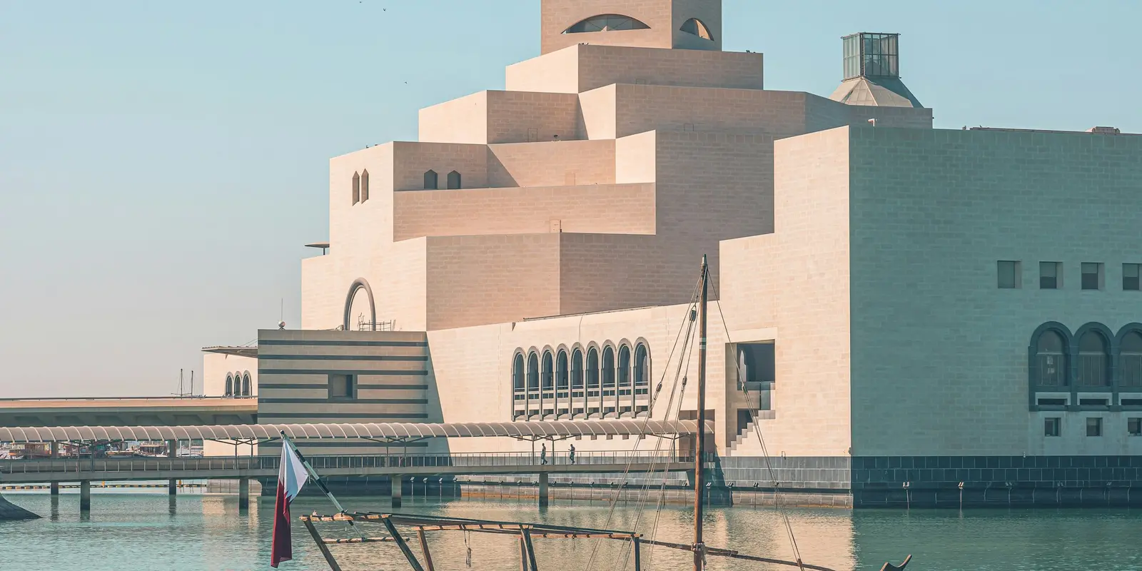 Das Museum für Islamische Kunst an Dohas Corniche, mit einem traditionellen Dhau-Boot davor vertäut — nur wenige Gehminuten vom Souq Waqif entfernt