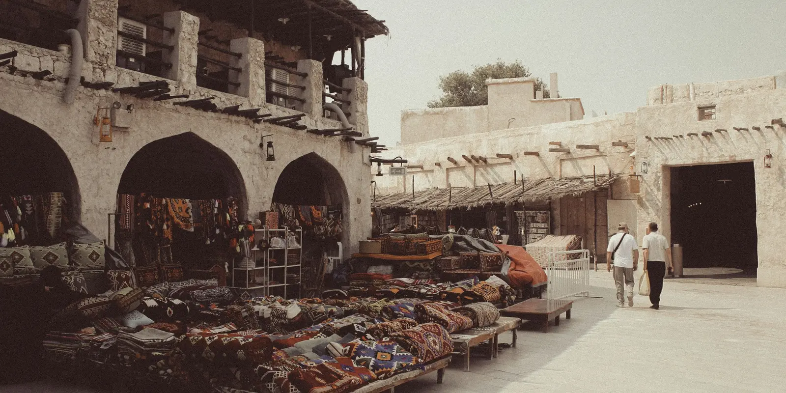 Der Souq Waqif in Doha mit seinen traditionellen Bogengängen — nur eine kurze Taxifahrt von den meisten Hotels entfernt