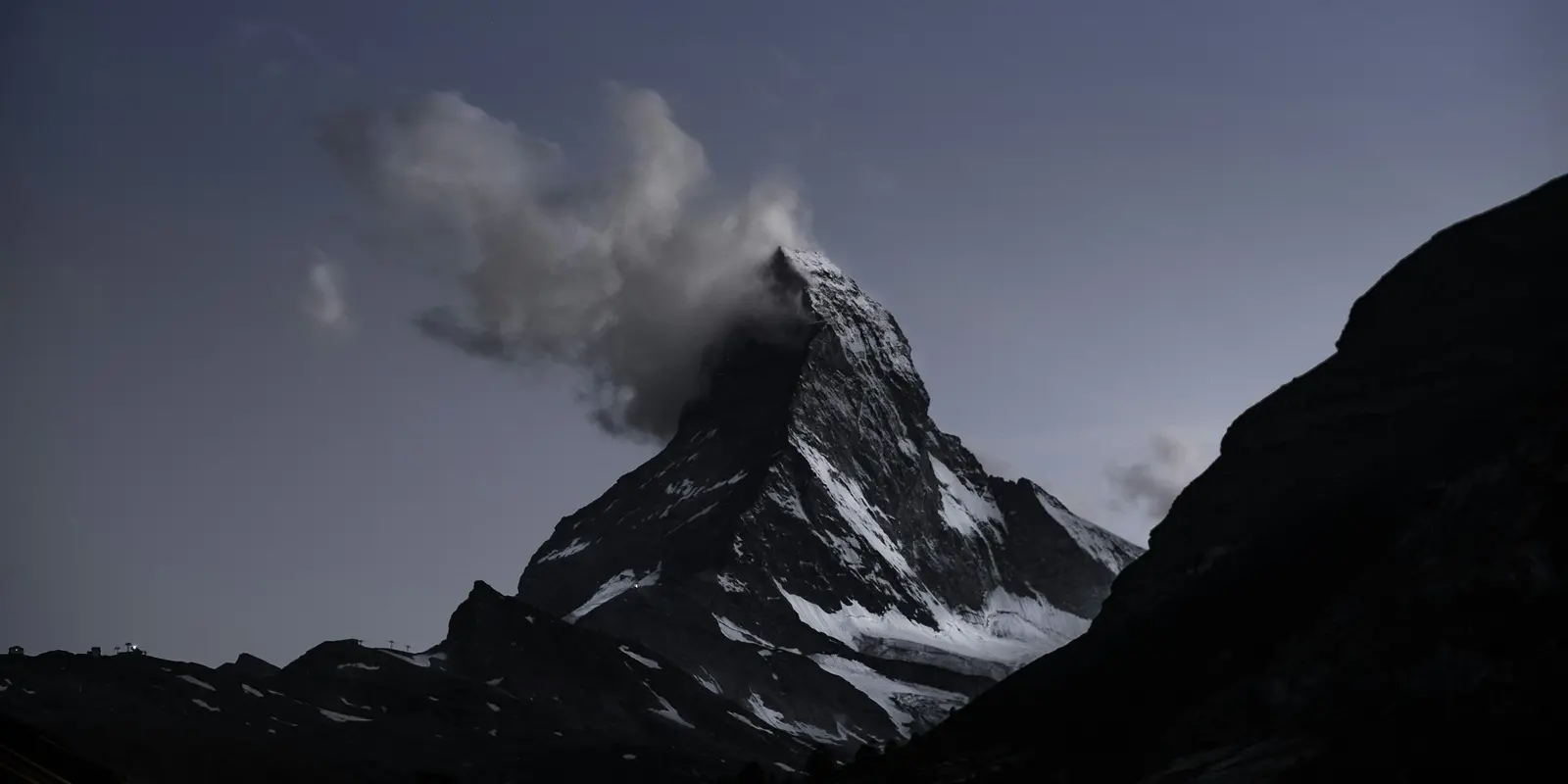 Das Matterhorn spiegelt sich in einem ruhigen Bergsee bei Zermatt, Schweiz