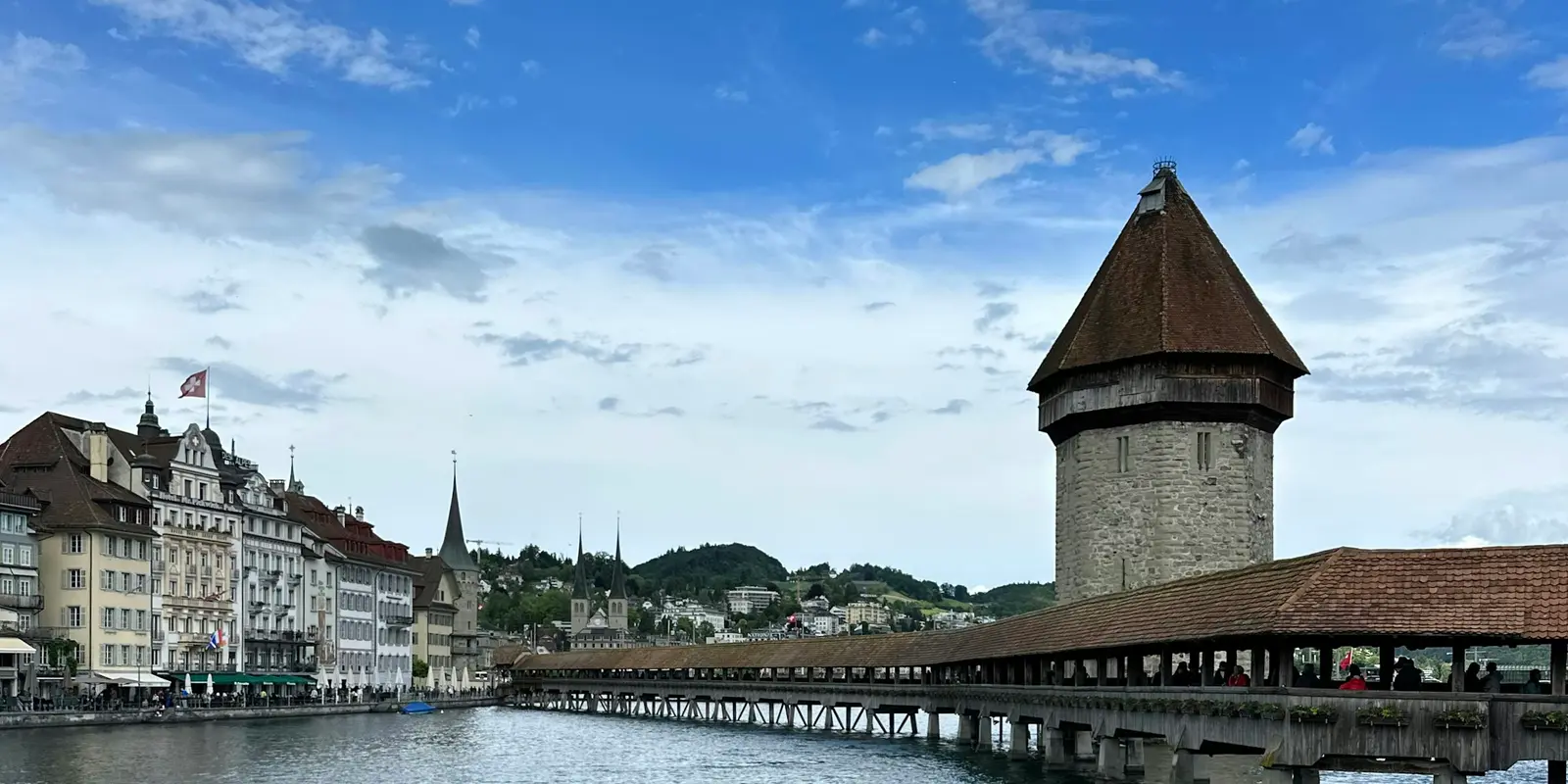 Die Kapellbrücke, die überdachte Holzbrücke über die Reuss in Luzern, Schweiz