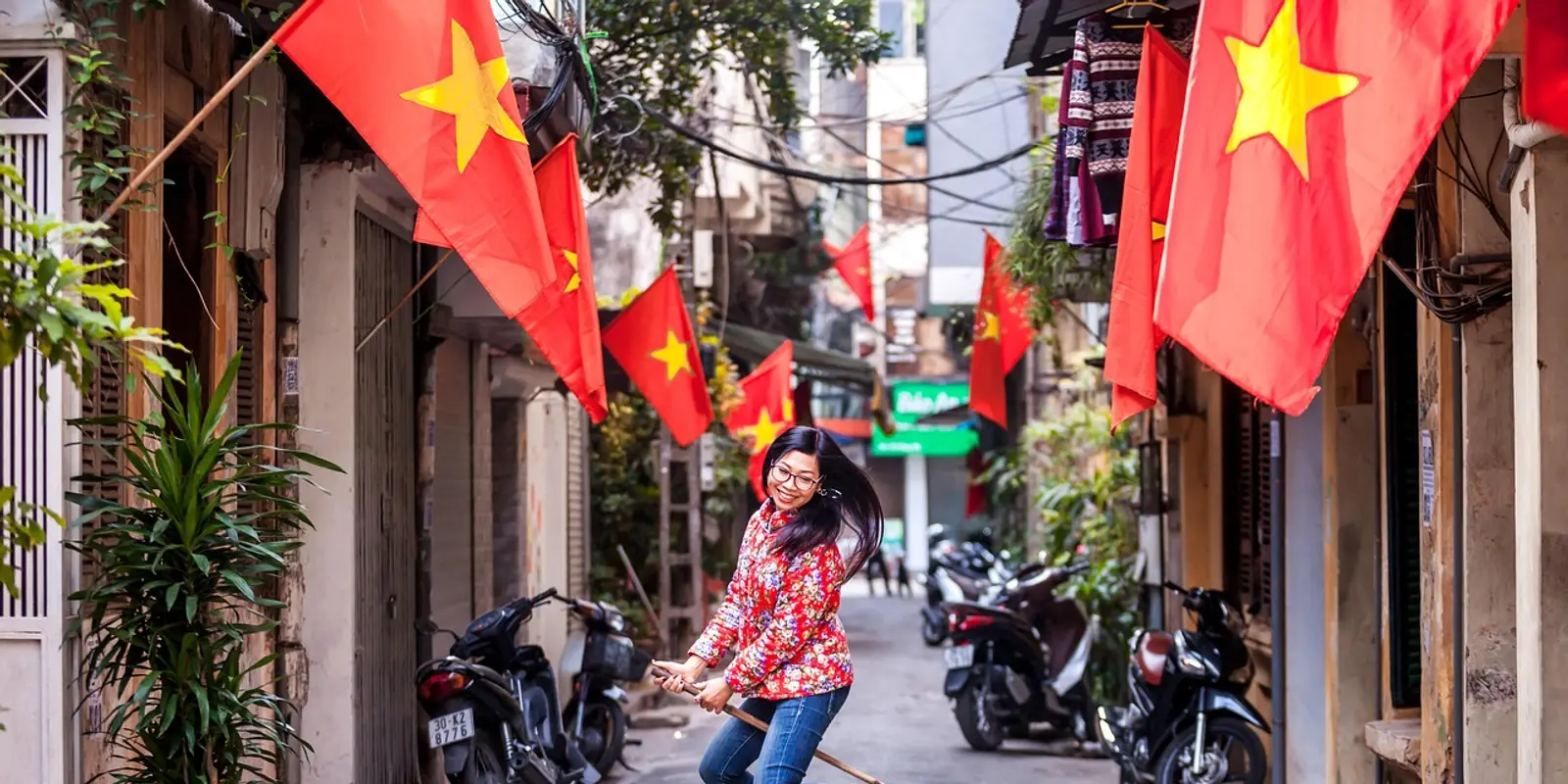 Hanoi's Old Quarter: dense, well-covered streets where Grab and Maps do the heavy lifting Motorbikes parked along a flag-lined alley in Hanoi's Old Quarter