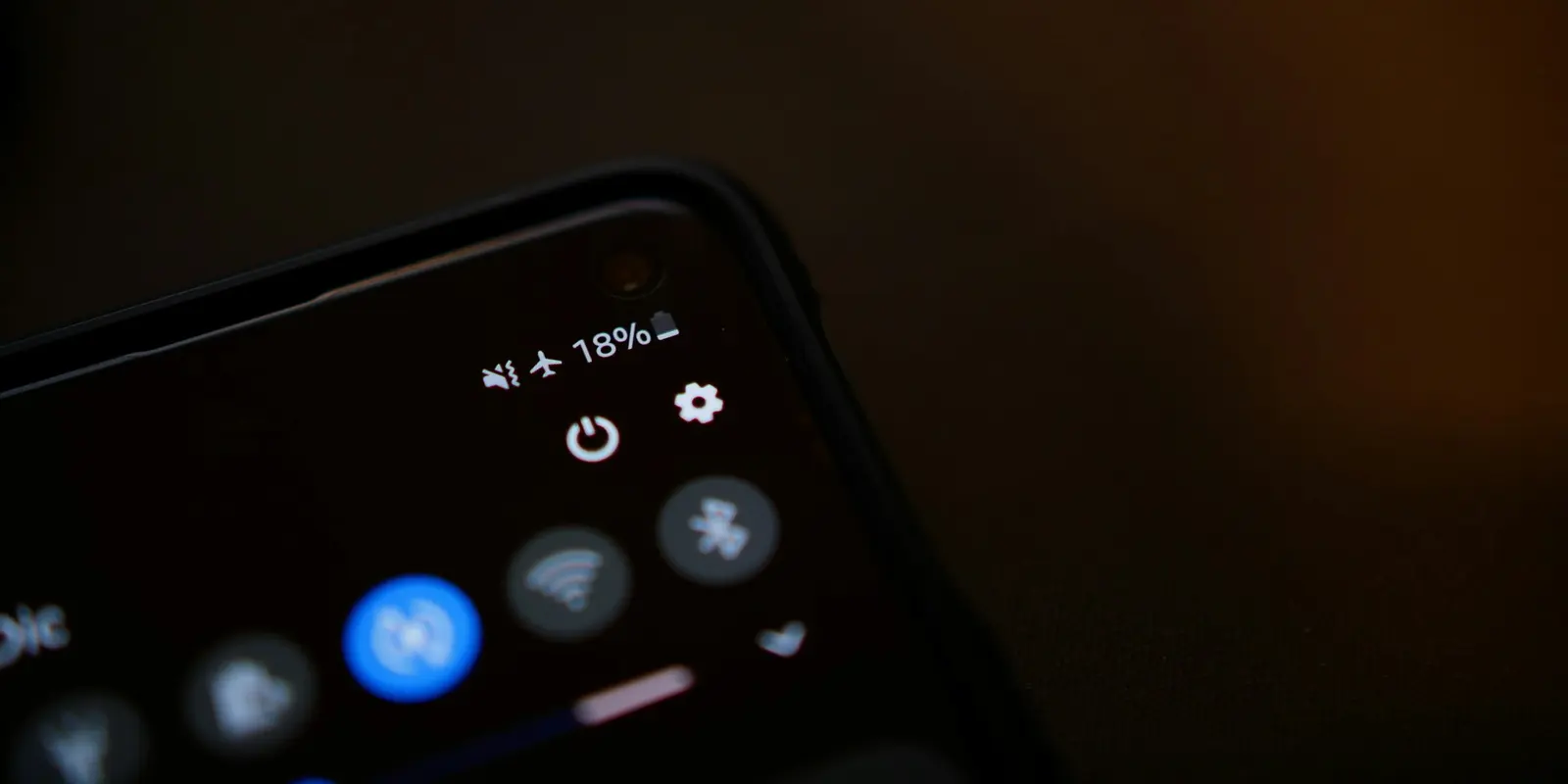 Smartphone-Schnelleinstellungen mit aktiviertem Flugmodus neben den Schaltern für WLAN und Bluetooth