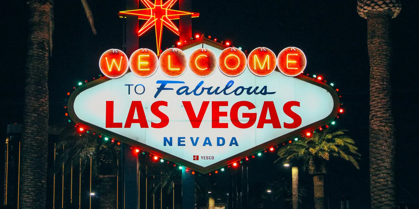 Das leuchtende „Welcome to Fabulous Las Vegas"-Schild bei Nacht auf dem Las Vegas Boulevard
