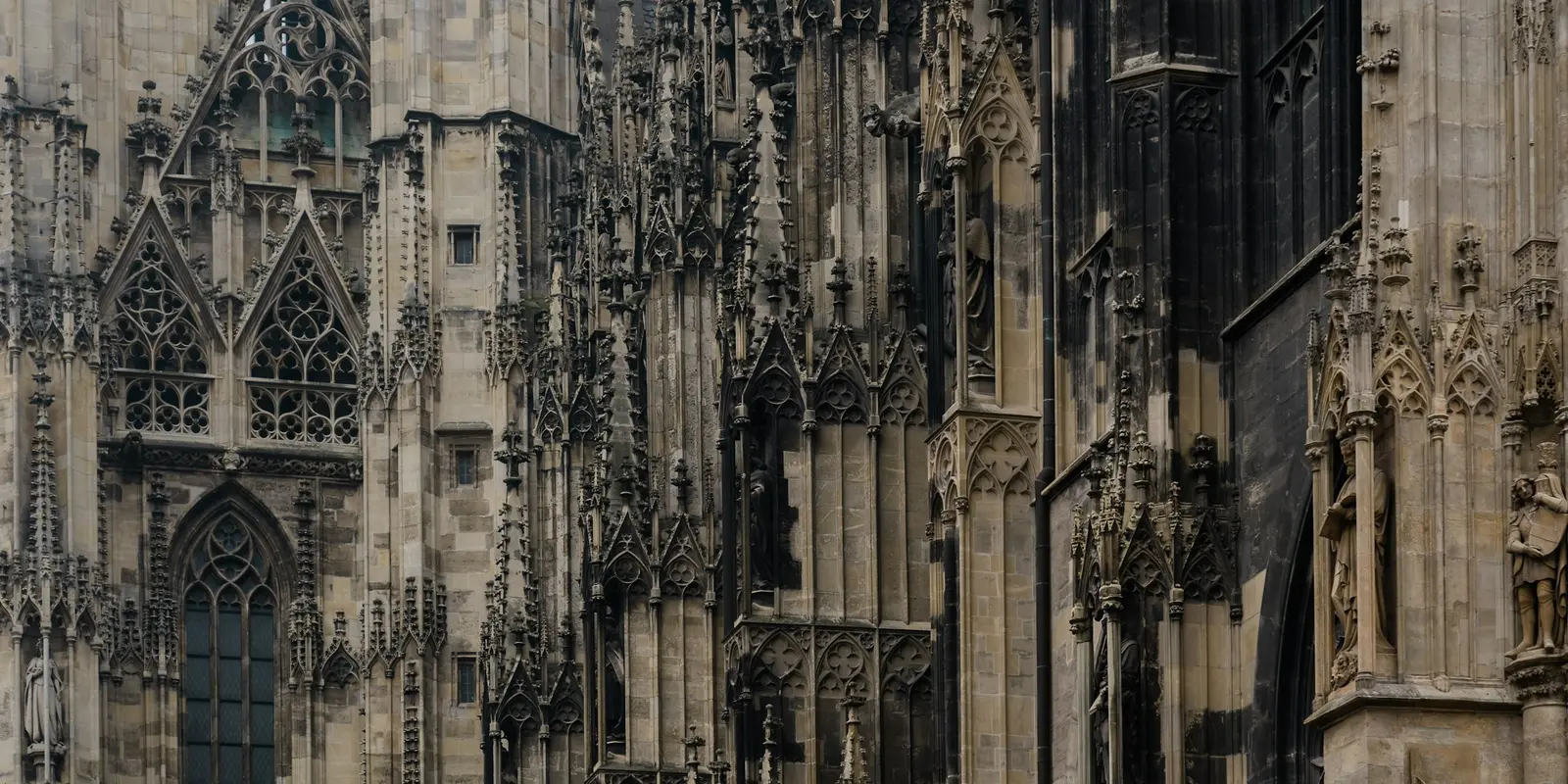 Straßenszene am Stephansdom in Wien, dem Ankunftsort für die meisten Österreich-Reisenden