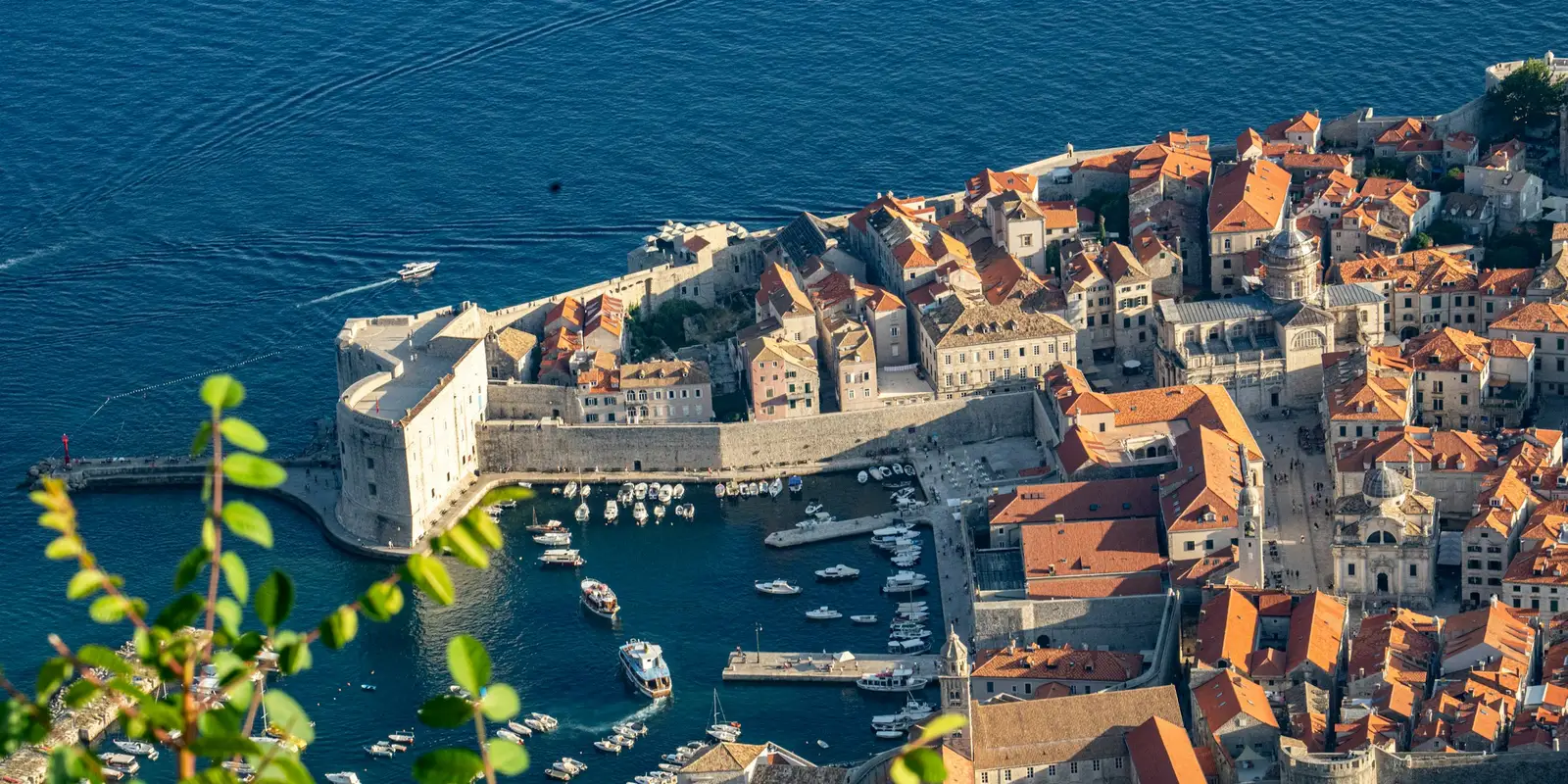 Luftaufnahme der Altstadt von Dubrovnik an Kroatiens Adriaküste