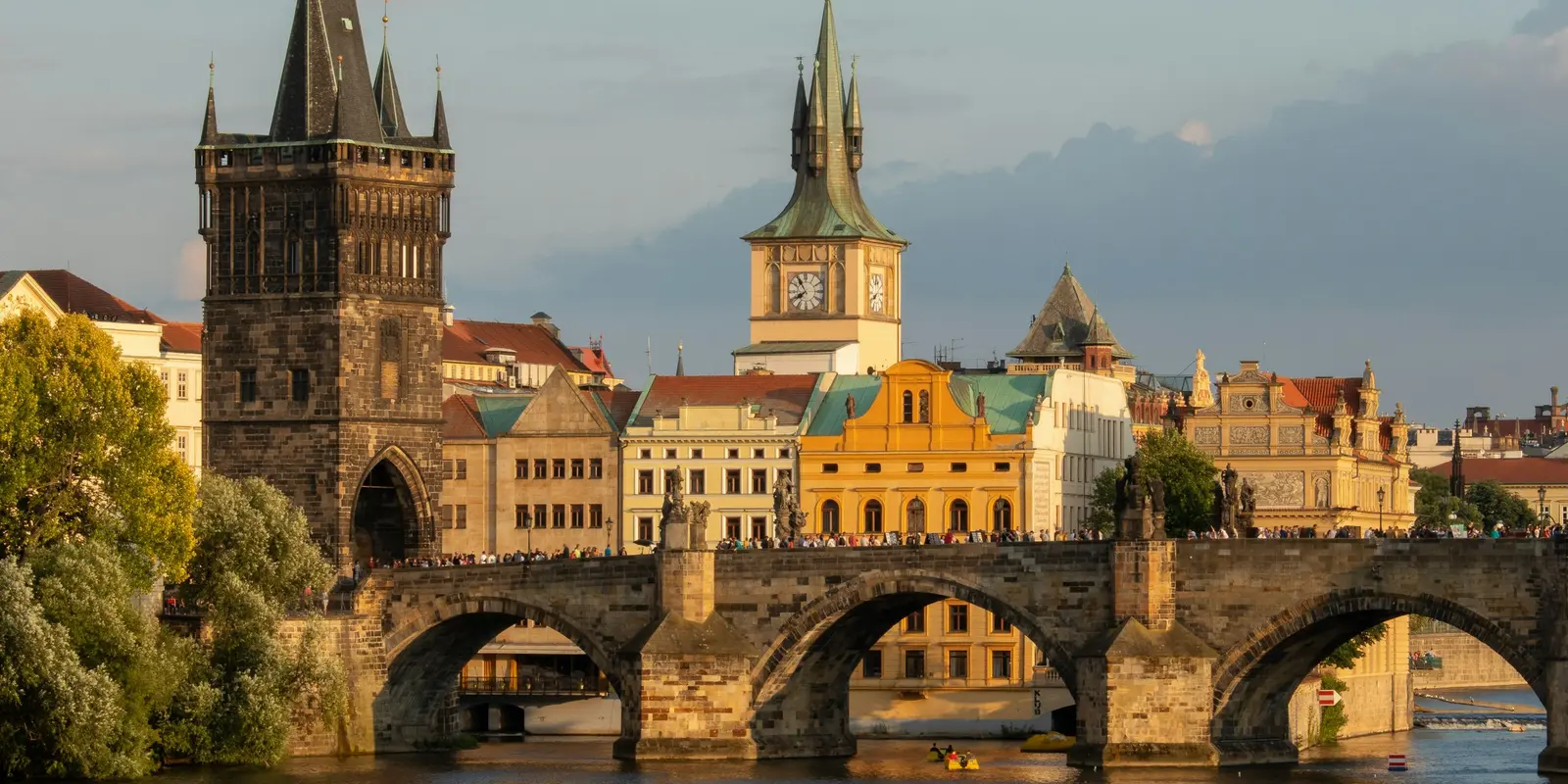 Karlsbrücke in Prag, Tschechien, die historische Brücke, die die meisten Besucher noch am Ankunftstag überqueren