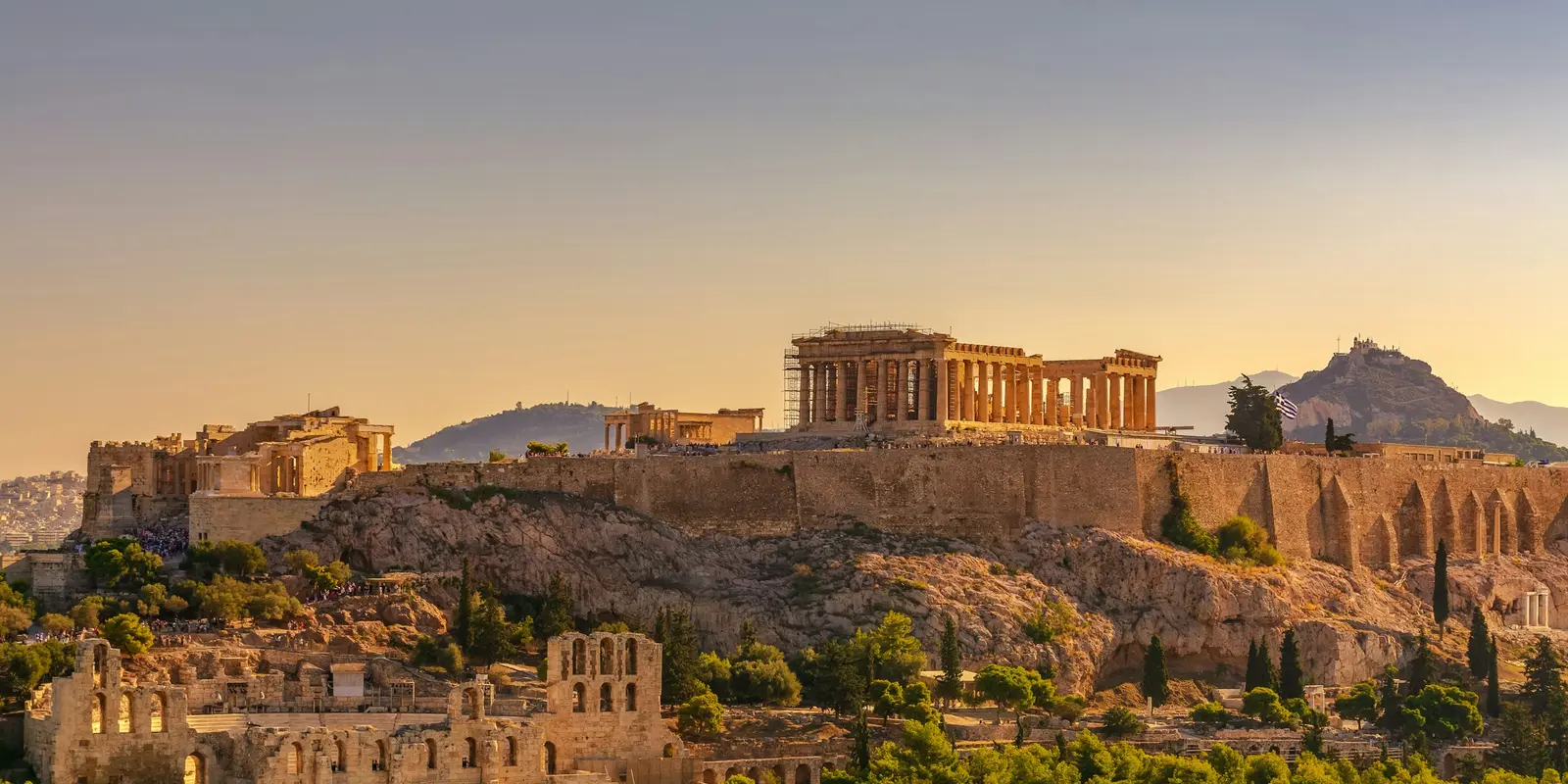Die Akropolis von Athen im goldenen Abendlicht, Griechenlands wichtigstes internationales Einfallstor