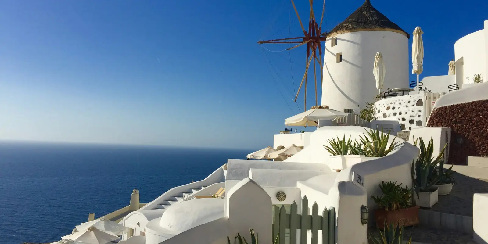 Weiß getünchte Häuser über dem Meer auf Santorin, wo die Signalstärke abseits der Ortskerne je nach Netz unterschiedlich ausfällt