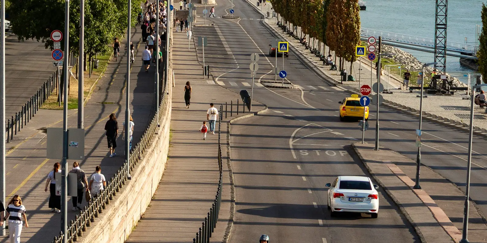 Das ungarische Parlamentsgebäude spiegelt sich in der Donau, Budapest