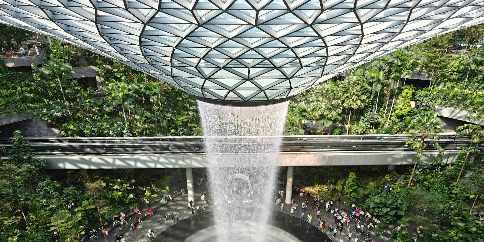 Der Rain Vortex im Jewel ist ein echter Grund, sich beim Umsteigen in Changi etwas mehr Zeit zu nehmen, statt nur durchzuhetzen Der Innenwasserfall des Jewel Changi Airport, einer der Gründe, warum Changi als bester Flughafen der Welt für einen Zwischenstopp gilt