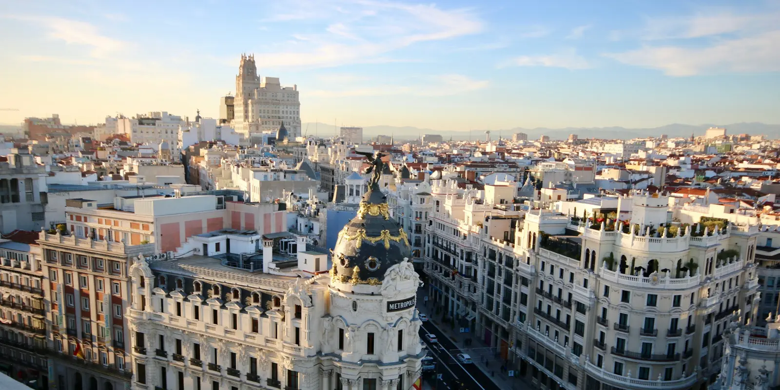 Madrid-Barajas ist Spaniens größtes Flughafentor, Barcelona-El Prat der andere wichtige Einreisepunkt Die Gran Vía, eine der Hauptstraßen Madrids, wo die kostenlose eSIM direkt nach der Landung verbindet