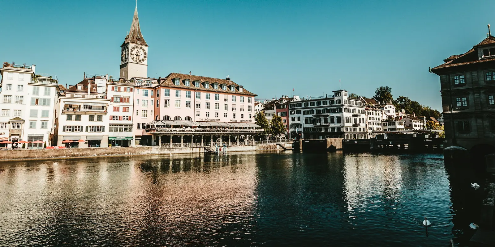 Altstadt Zürich entlang der Limmat mit Kirchturm und Skyline