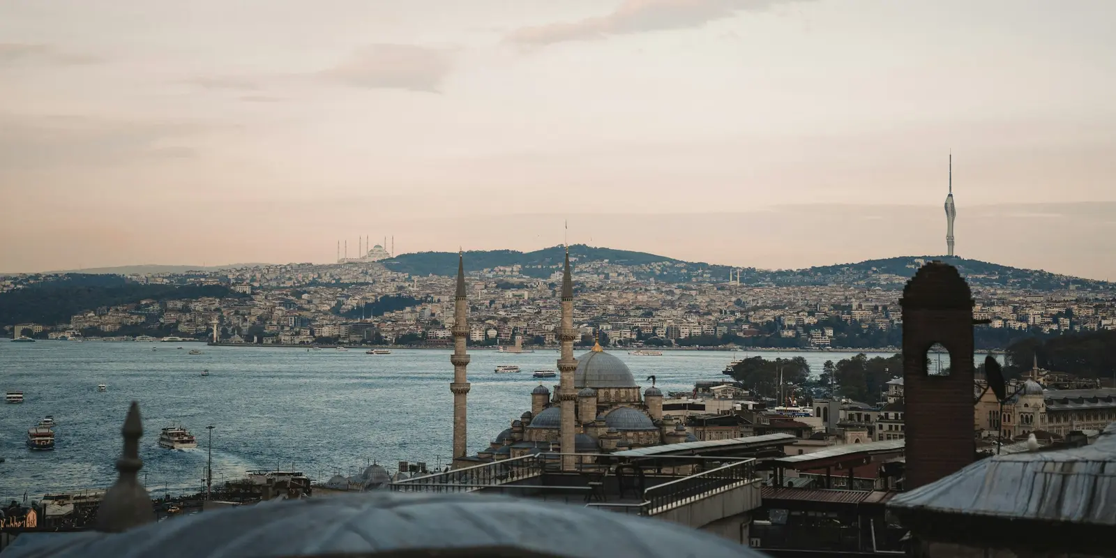 Estambul: buena cobertura de Turkcell, Türk Telekom y Vodafone Turkey en el centro Skyline de Estambul con mezquitas y el Bósforo, la zona donde las tres redes turcas se solapan