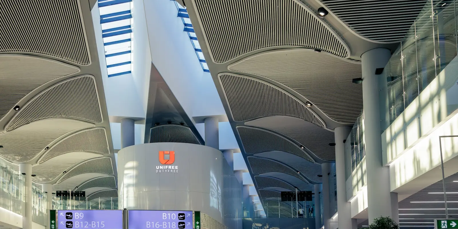 Aeropuerto de Estambul (IST): instala la eSIM antes de aterrizar aquí, no después Viajeros caminando por una terminal del aeropuerto de Estambul, uno de los dos aeropuertos de la ciudad