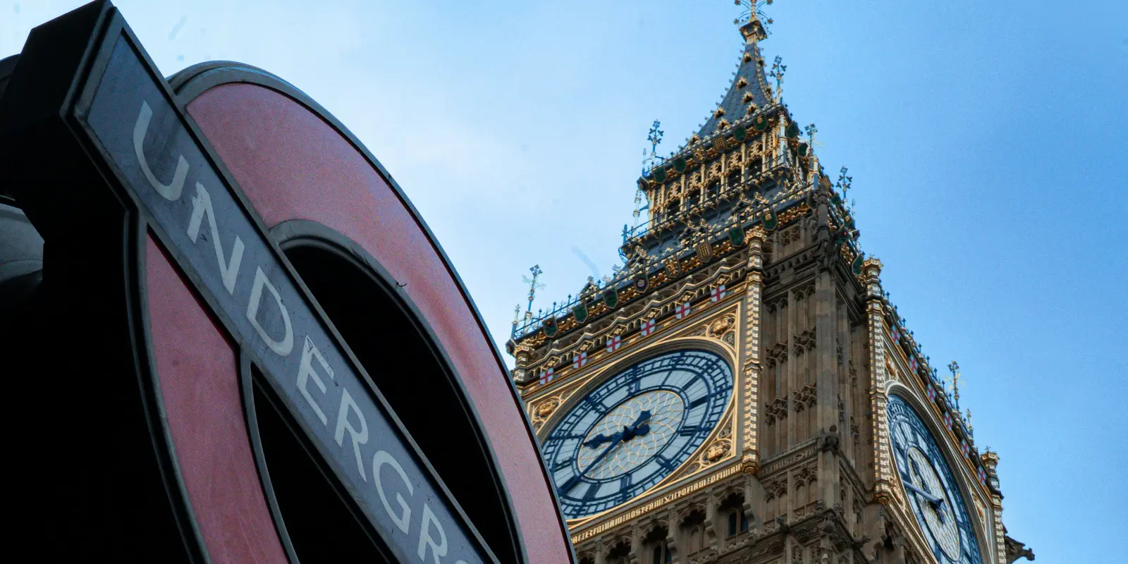 Big Ben et un panneau du métro de Londres à Westminster