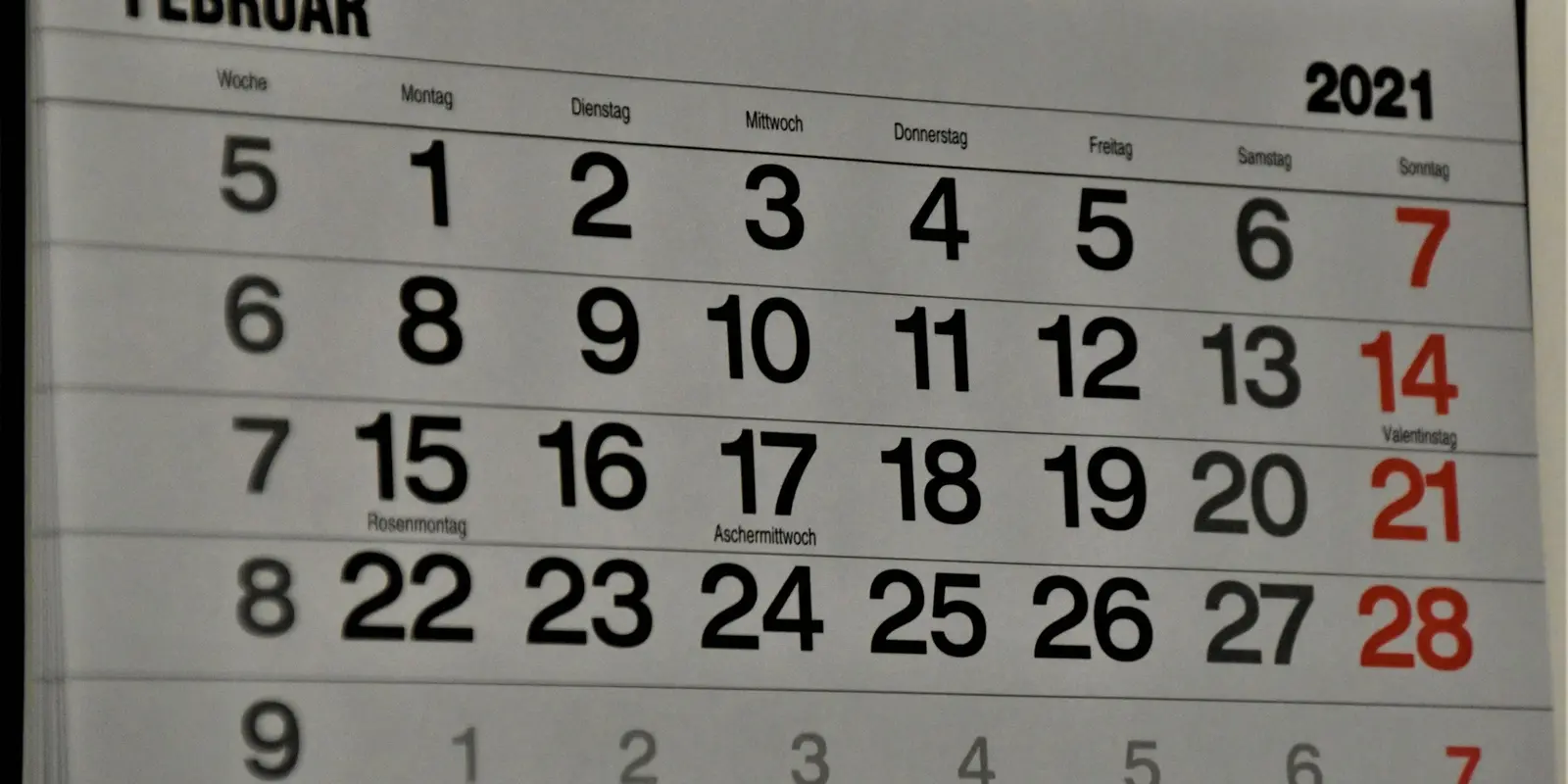 Wall calendar representing an eSIM plan's validity window